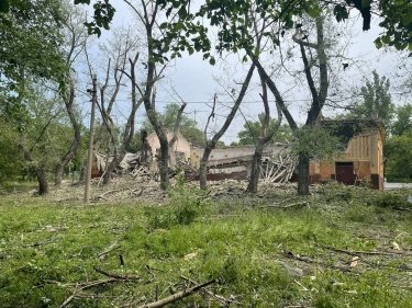Фото 2 — Оккупанты сбросили авиабомбу на поселок Нью-Йорк: повреждено несколько зданий (ФОТО)