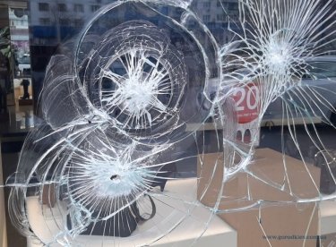 Фото 3 — В Киеве разбили витрину обувного магазина (ФОТО, ВИДЕО)