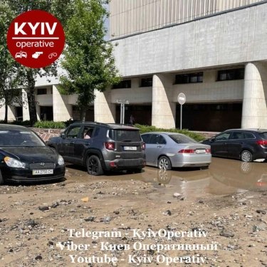 Фото 2 — Гейзер на Демеевской: в Киеве снова прорвало трубу (ФОТО, ВИДЕО)