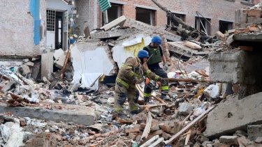 Фото 12 — Число погибших в результате авиаудара по школе в Орехове выросло до семи (ФОТО, ВИДЕО)