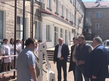 Фото 2 — Врачи черниговской областной больницы получили новый мобильный рентгеновский аппарат