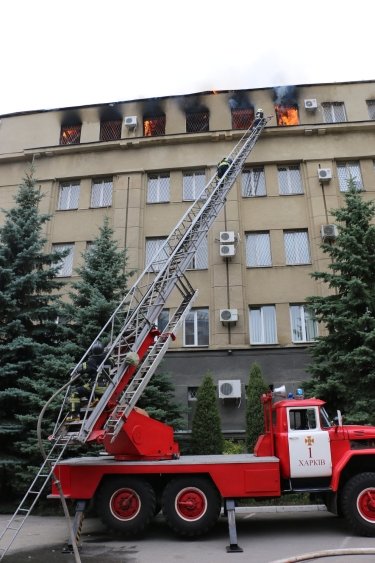 Фото 6 — Очередной обстрел Харькова вызвал пять пожаров: спасатели показали тушение крупнейшего (ФОТО, ВИДЕО)
