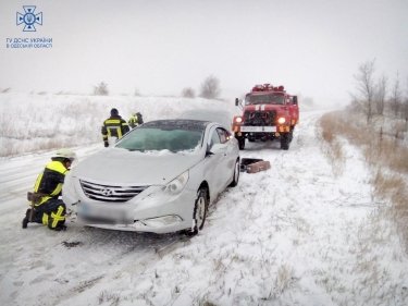 Фото 2 — Непогода в Украине: перекрыты некоторые автодороги, в 17 областях обесточены населенные пункты (обновляется)