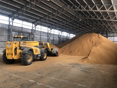 склад стивідорної компанії в порту Рені, навантажувач
