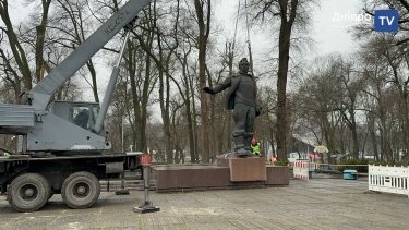 Фото 9 — В Днепре демонтировали памятники Горькому и Чкалову (ФОТО)