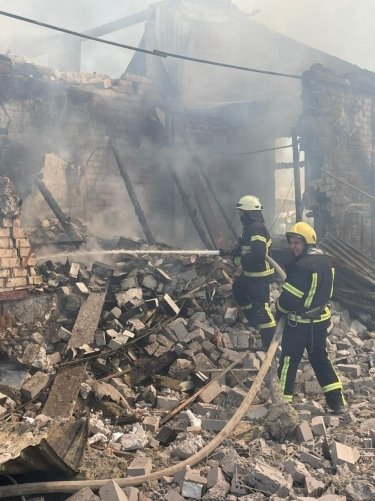 Фото 7 — Ракетный обстрел окраины Краматорска: уничтожены два дома, есть погибший и раненые (ФОТО, ВИДЕО)