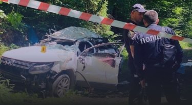 Фото 3 — ДТП в Яремче: внедорожник сорвался в обрыв, погибли четыре человека (ФОТО)