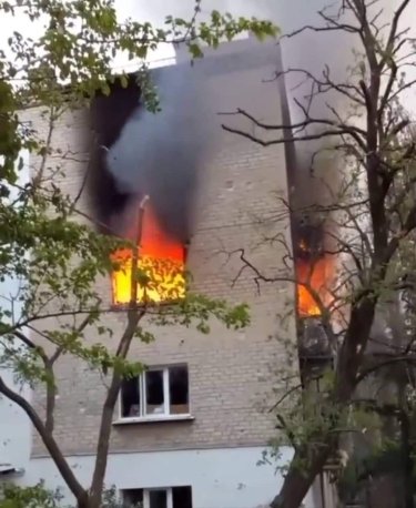 Фото 6 — На Луганщині росіяни зруйнували понад 60 будинків, горять цілі вулиці, — Гайдай