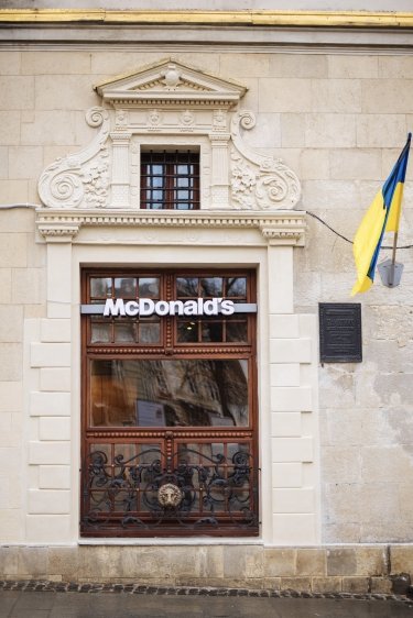 Фото 4 — У Львові відкрився сучасний McDonald's у історичній будівлі (ФОТО)