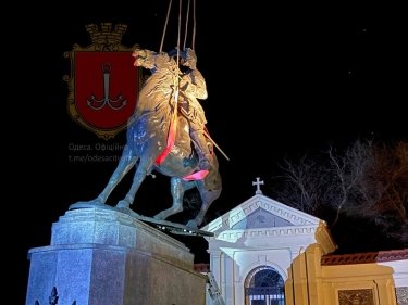 Фото 7 — В Одесі знесли пам'ятники Катерині ІІ та Суворову (ФОТО)