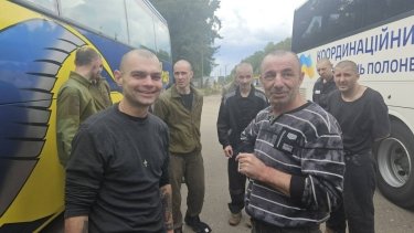 Фото 7 — В День Независимости состоялся обмен пленными: домой вернули военных и гражданских (ФОТО)