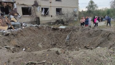Фото 3 — Российская ракета попала между двумя многоквартирными домами в Харьковской области (ФОТО)