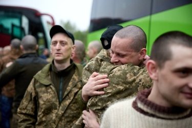 Фото 6 — Україна та Росія почали обмін полоненими "1000 на 1000": додому повернулися 205 військових