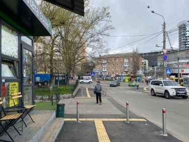 Фото 3 — Крок до інклюзивності: у Києві облаштували безбар’єрні підходи на соціальних об’єктах