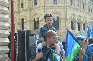 Фото 6 — В День десантника отключили фонтаны, но без жертв не обошлось (ФОТО)
