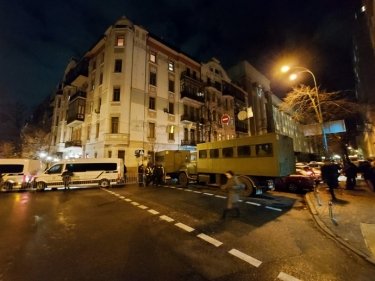 Фото 2 — В центре Киева проходит митинг против Зеленского: протестующие пришли к зданию Офиса президента