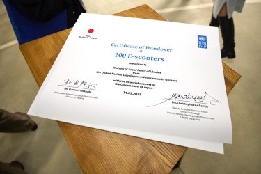 Фото 6 — Япония и ПРООН передали Минсоцполитики 200 электроскутеров для соцработников