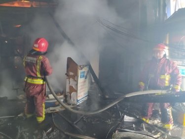 Фото 5 — В Первомайске ликвидировали масштабный пожар в "Эпицентре" (ФОТО, ВИДЕО)