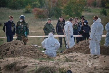 Фото 3 — В Лимані досліджують два місця поховань при окупації: в одному біля 200 могил, в іншому братська могила (ФОТО)