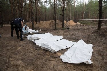 Фото 3 — В массовом захоронении в Изюме обнаружили 450 замученных тел, Зеленский анонсировал "страшное возмездие" (ФОТО)