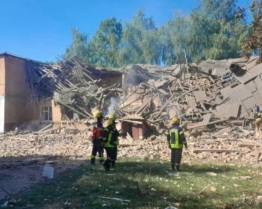 Фото 3 — Россияне ударом дрона разрушили школу в Ромнах: погибли директор и трое сотрудников (ФОТО, ВИДЕО)