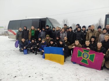 Фото 2 — Україна повернула з російського полону 116 захисників (ФОТО, ВІДЕО)