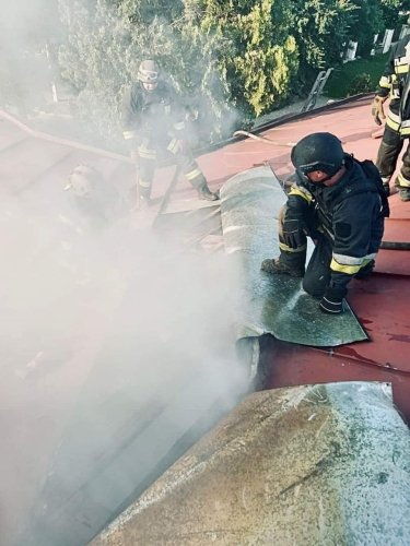 Фото 2 — Войска РФ утром дважды обстреляли Херсон: ранены трое гражданских и четверо спасателей (ФОТО)