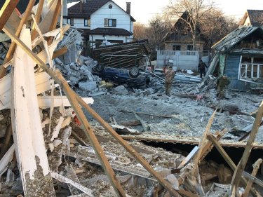 Фото 2 — Российские захватчики обстреляли из тяжелой артиллерии жилые кварталы Святошинского района Киева