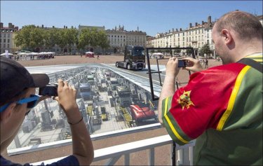 Фото 5 — Создана необычная уличная 3D-реклама грузовиков Renault