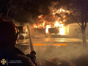 Фото 3 — В Ренийском морпорту взорвался бензовоз: один мужчина погиб, еще один в реанимации (ФОТО)