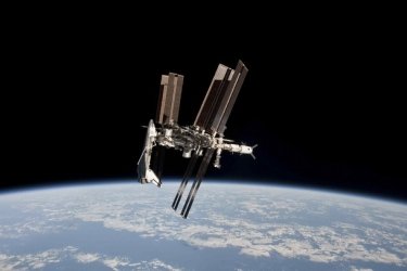 Фото 4 — NASA показали уникальные фотографии шаттла Endeavour и МКС