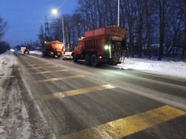 Фото 3 — Стан проїзду на дорогах: як працюють дорожні служби в регіонах