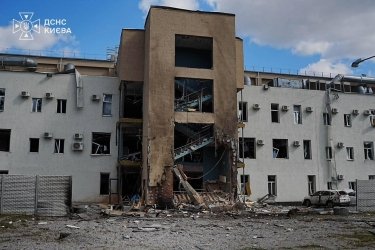 Фото 7 — Дрон атаковал здание канала телемарафона "Мы – Украина" – Зеленский (ФОТО)