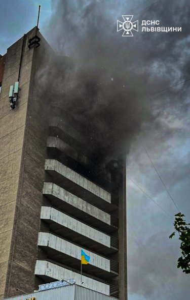 Фото 2 — Пожежа у львівському готелі "Власта" сталася через вибух батареї електроскутера (ФОТО, ВІДЕО)