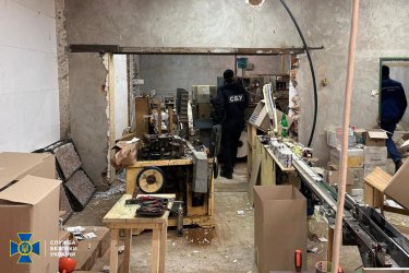 Фото 5 — СБУ по БЭБ обыскали производства контрафактных сигарет в двух областях: что нашли и как выглядят цеха (ФОТО)