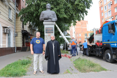 Фото 5 — В Полтаві демонтували пам'ятники Пушкіну та Ватутіну (ФОТО, ВІДЕО)