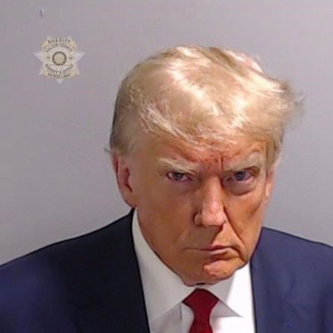 Фото 2 — Трамп на "тюремних" сувенірах зібрав понад $7 млн