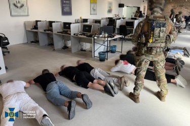 Фото 4 — Фейкові криптопроєкти: кол-центр на Закарпатті з 70 операторами обкрадав європейців