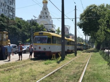 Фото 10 — В Одессе от столкновения авто упала трамвайная остановка, пострадали люди (ФОТО, ВИДЕО)
