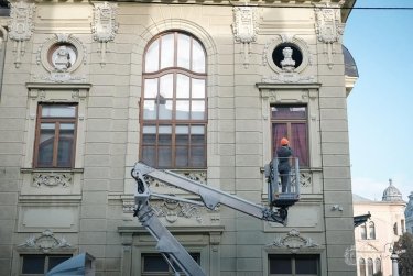 Фото 3 — В Черновцах демонтировали бюст Пушкина со здания драмтеатра (ФОТО)