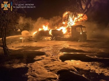 Фото 5 — В Ренийском морпорту взорвался бензовоз: один мужчина погиб, еще один в реанимации (ФОТО)