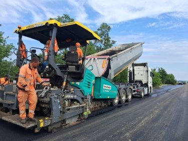 Фото 4 — В Україні триває ремонт автошляхів: відновлено понад 18 млн кв. м покриття