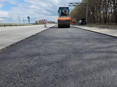 Фото 4 — Ремонт доріг в Україні: за добу ліквідовано 91 тис. кв. м пошкоджень на державних трасах