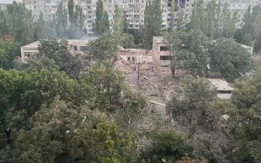 Фото 2 — Оккупанты сбросили две управляемые авиабомбы на детсад и жилые дома в Херсоне