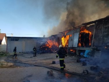 Фото 7 — Под Харьковом из-за обстрела произошел масштабный пожар с жертвами (ФОТО)