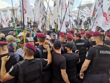 Фото 2 — На Майдане произошли столкновения SaveФОП и силовиков: хотели пронести к ОП гроб с венками