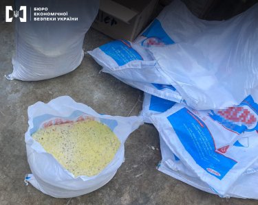 Фото 3 — В парке "Межигорье" нашли масштабное производство фальсифицированных сладостей и бакалеи (ФОТО)