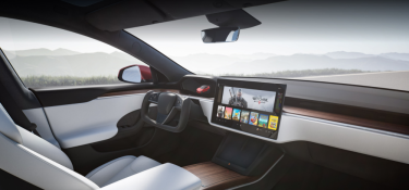 Фото 2 — Стеклянная крыша, штурвал вместо руля и доступ к видеоиграм: Tesla обновила дизайн Model S