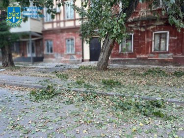 Фото 3 — Россияне сбросили авиабомбы на село около Каховской ГЭС: есть погибший и раненые (ФОТО)