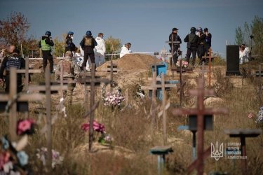 Фото 10 — В Лимані досліджують два місця поховань при окупації: в одному біля 200 могил, в іншому братська могила (ФОТО)